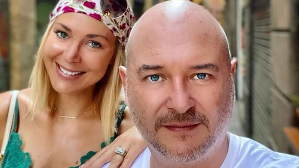 Sébastien Cauet placé en examen : sa femme présente à la sortie du tribunal