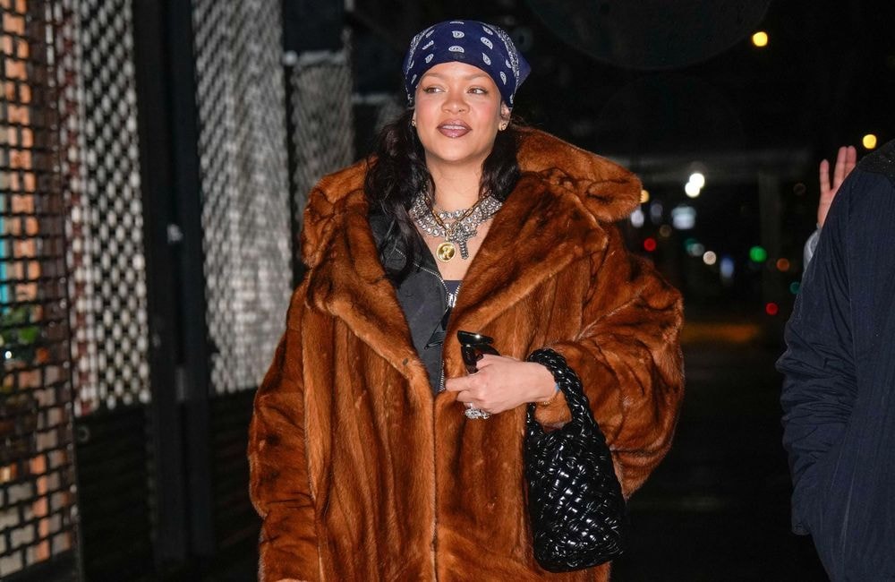Carré long et frange rideau : et si on adoptait la coiffure « soft goth glam » de Rihanna cet hiver (à une nuance près) ?