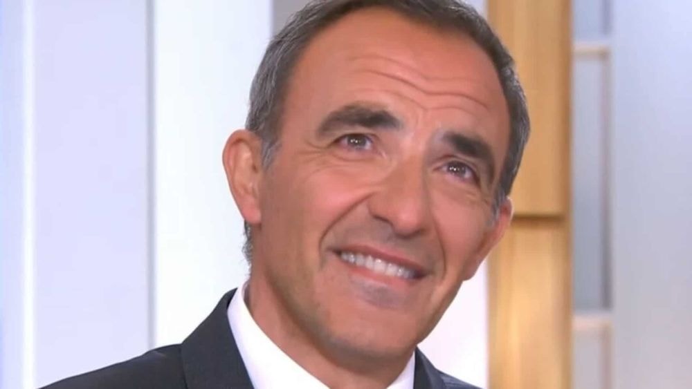 "Il me manque" : Nikos Aliagas ému aux larmes devant des images de son père décédé