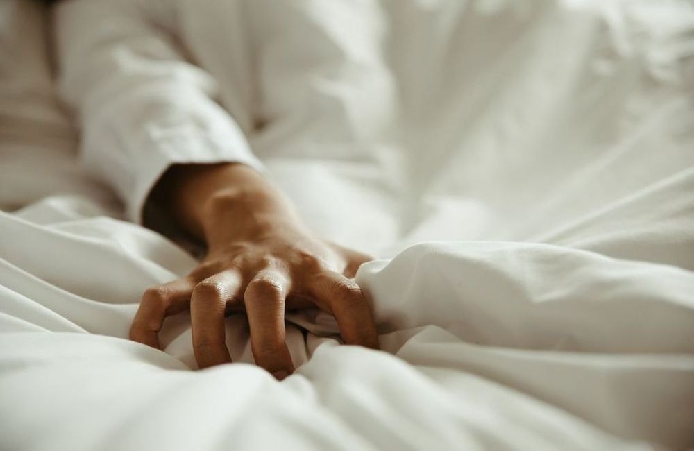 Masturbation féminine : qu’est-ce que le « grounding », qui facilite l’accès à l’orgasme ?