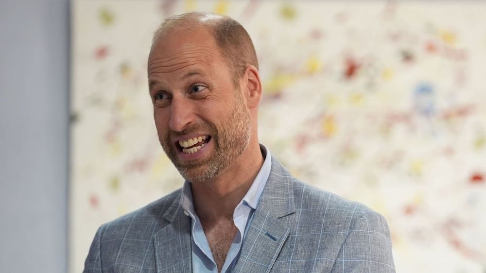 Prince William en micro-slip de bain au bord d'une piscine, il cache ses bijoux de famille derrière un ballon bien placé