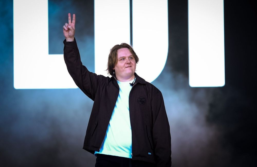 Lewis Capaldi : après deux ans d’absence, il fait un retour émouvant sur scène