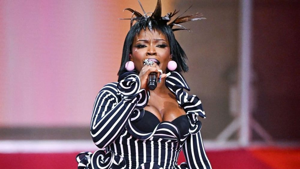 "Un gigot bien ficelé..." : Franco-congolaise, cette chanteuse de 22 ans se fait dézinguer sur le tapis rouge