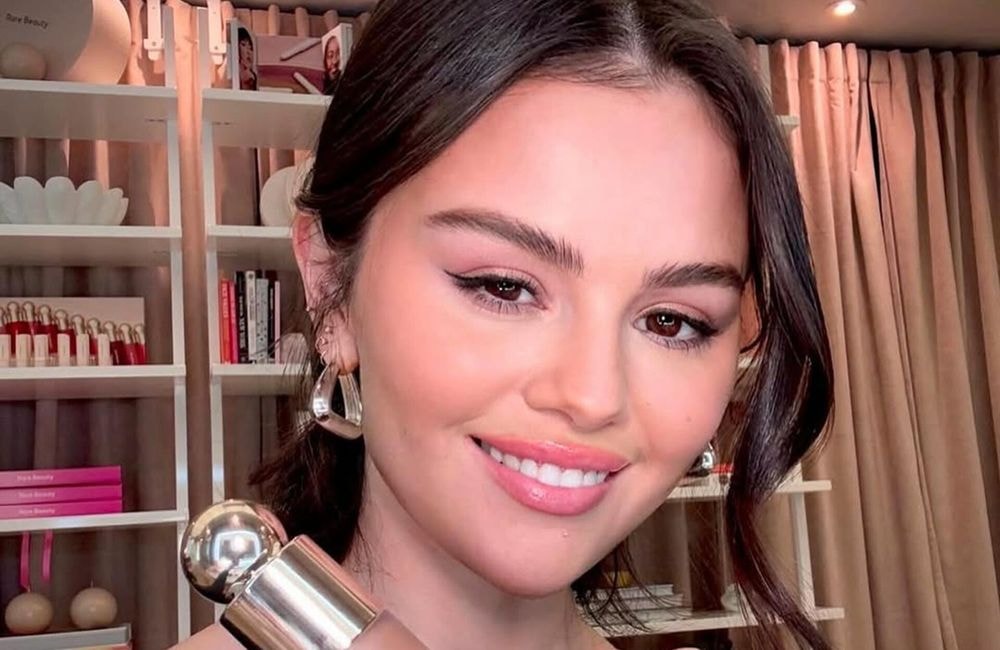 Selena Gomez dévoile le produit parfait pour sculpter son teint cet hiver