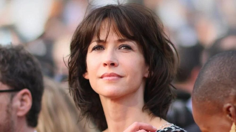 En pleine canicule, Sophie Marceau éblouit avec sa robe écarlate au décolleté ultra plongeant