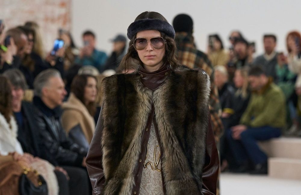 « Fuzzy gilet », la tendance veste amusante et pleine d’audace de l’hiver