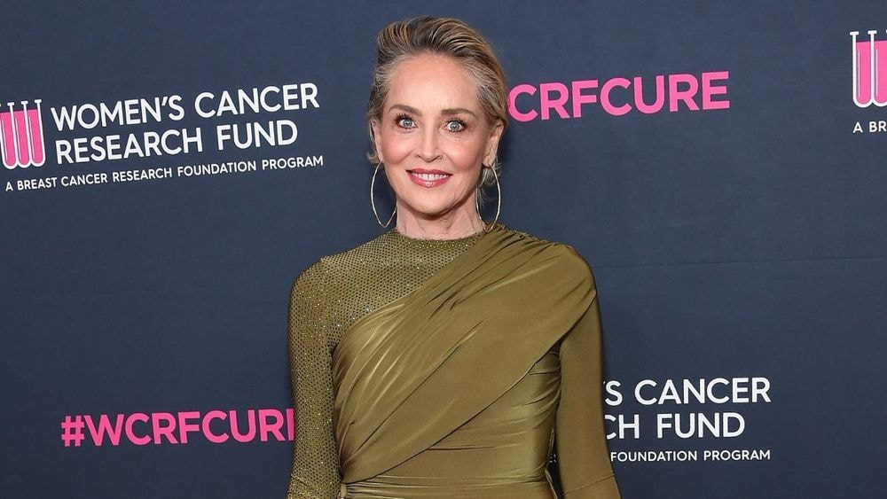 À 66 ans, Sharon Stone recrée la scène culte de Basic Instinct en lingerie rouge
