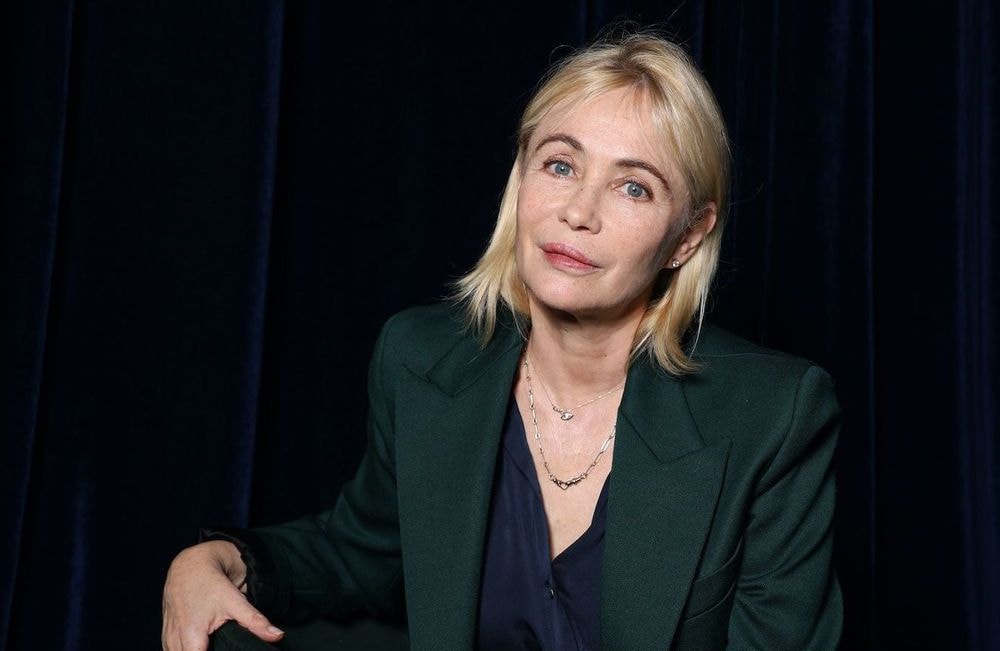 Emmanuelle Béart change de coupe de cheveux et affiche le carré effilé idéal à tout âge