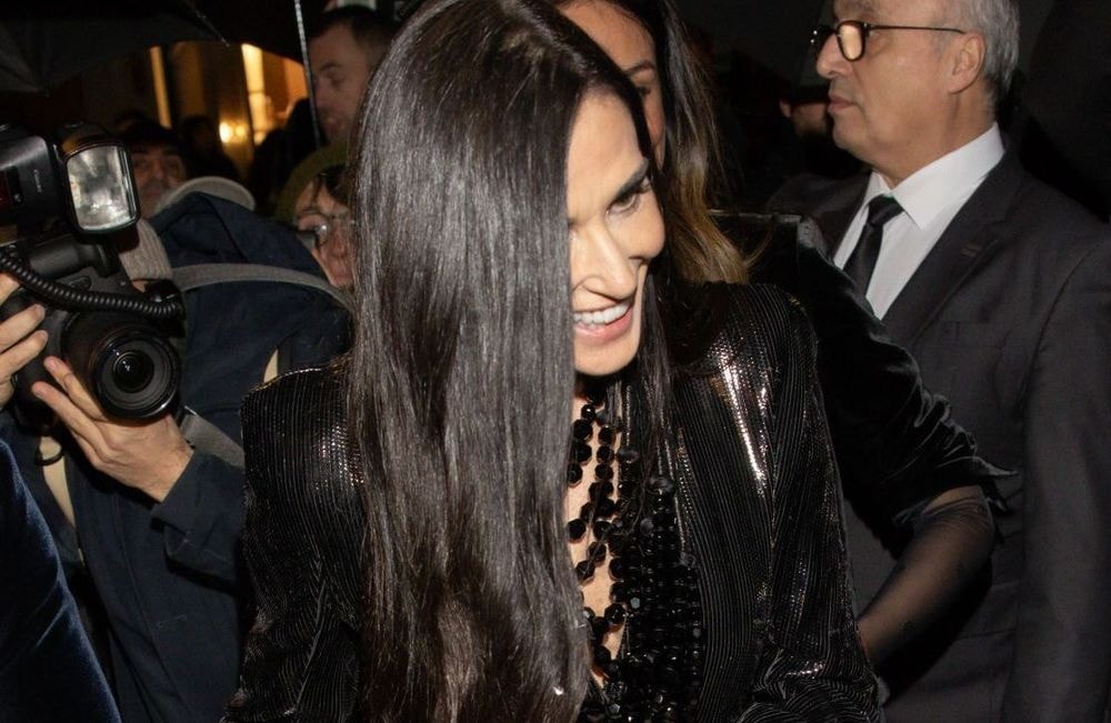 Demi Moore sublime dans un ensemble noir au défilé Armani