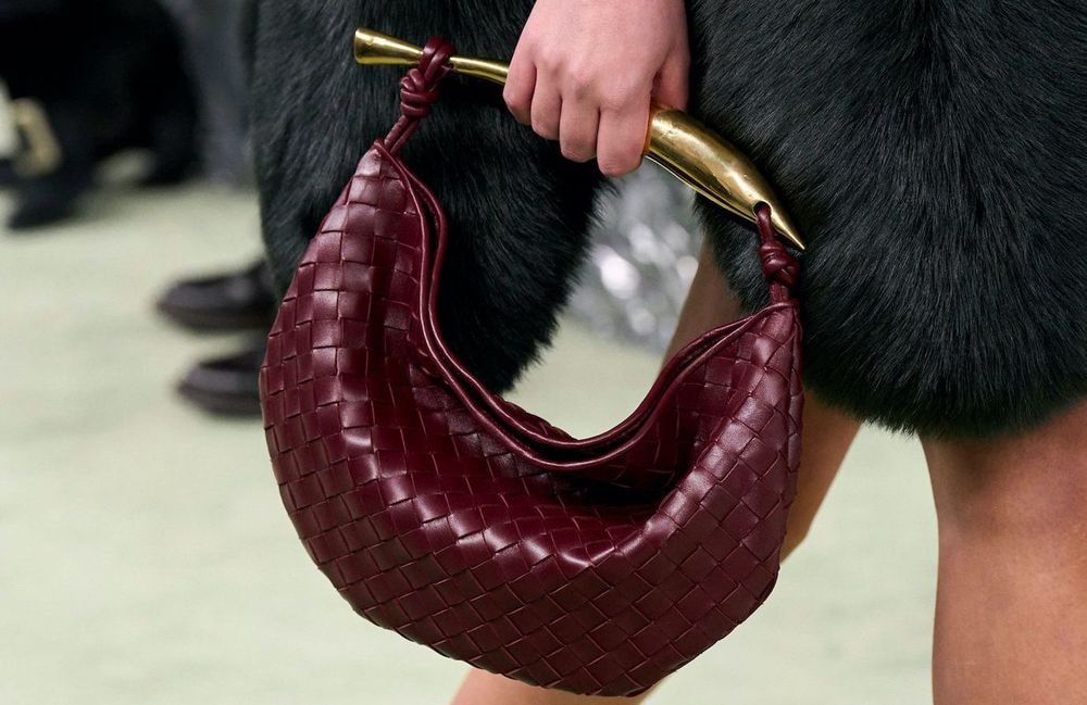 Le sac à anse banane : l'accessoire ludique et élégant que l’on va adorer porter en 2025