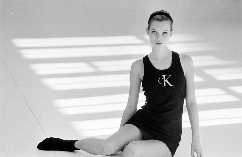 « Love Story » : Carolyn Bessette a-t-elle vraiment lancé Kate Moss chez Calvin Klein ?