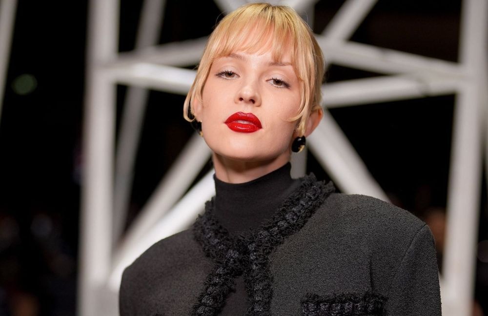 En tailleur mini-jupe noire et lunettes XXL, Angèle fait sensation au défilé Chanel