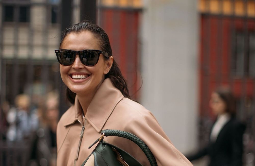 Ce détail sur vos lunettes de soleil qui peut faire vieillir votre regard