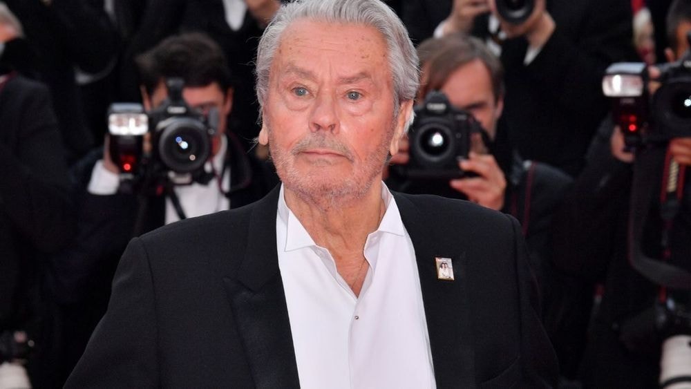 "Lui, il avait tout prévu" : un célèbre animateur évoque son dernier échange avec Alain Delon
