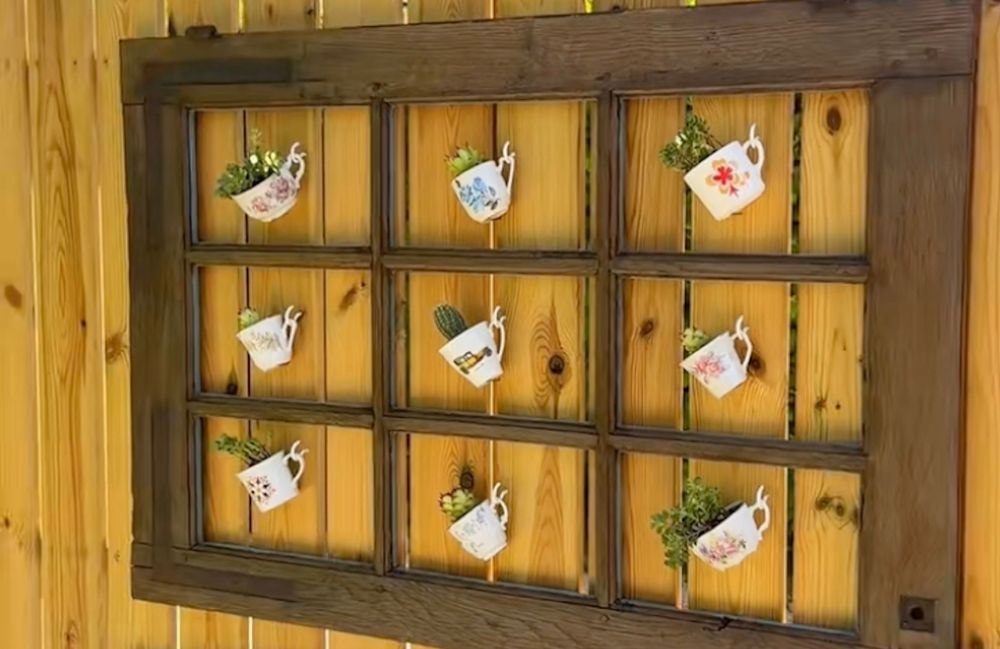Le DIY à tester pour créer un mur végétal original avec une vieille fenêtre