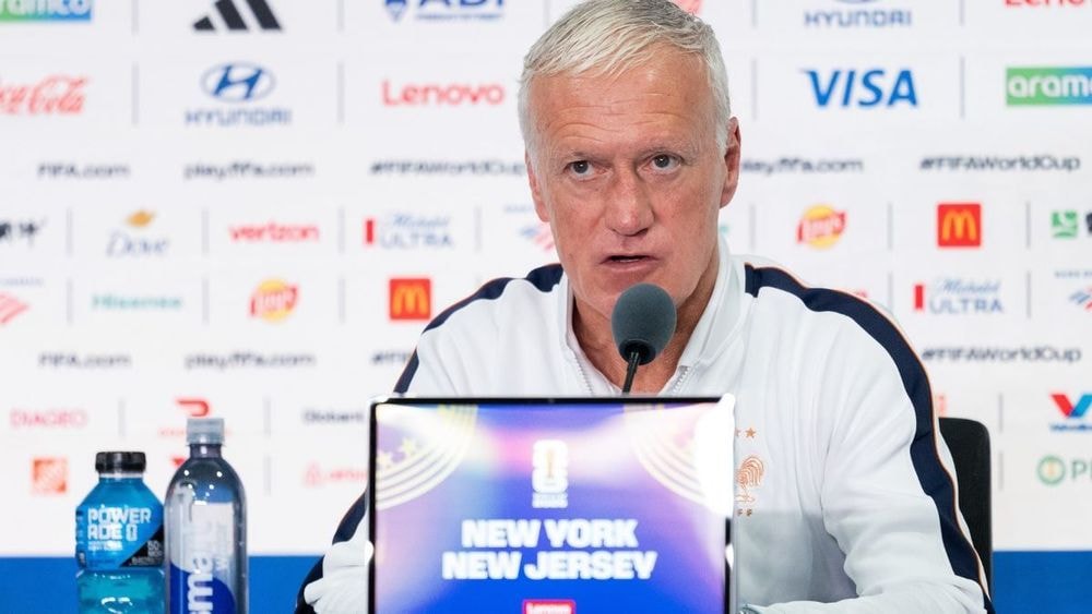 Didier Deschamps sculpté dans la pierre à 57 ans, il tombe le haut et s'offre une cure de jouvence
