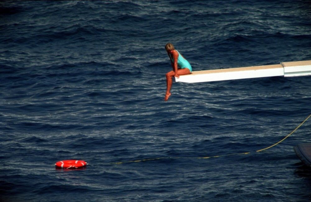 Un label américain revisite cette photo mythique de Lady Diana en motif emblématique de son nouveau maillot de bain