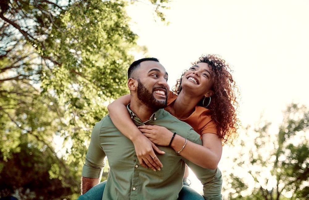 63 % des hommes hétéros se sentent obligés d’être le « pourvoyeur » en couple : pourquoi est-ce dépassé ?