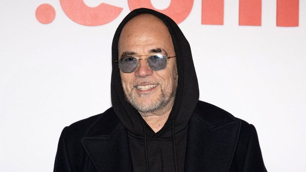 Pascal Obispo (61 ans) les pieds dans l'eau : pas de bikini pour lui, mais son corps de rêve tatoué et affûté fait des ravages