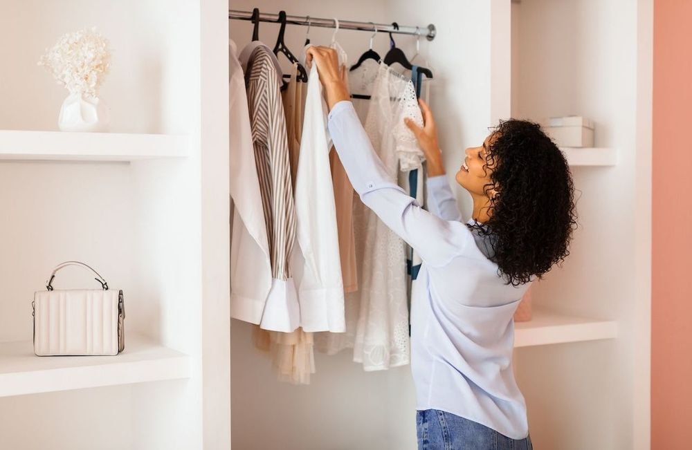 Faire le tri dans ses vêtements peut rapporter gros : voici la somme révélée par une étude