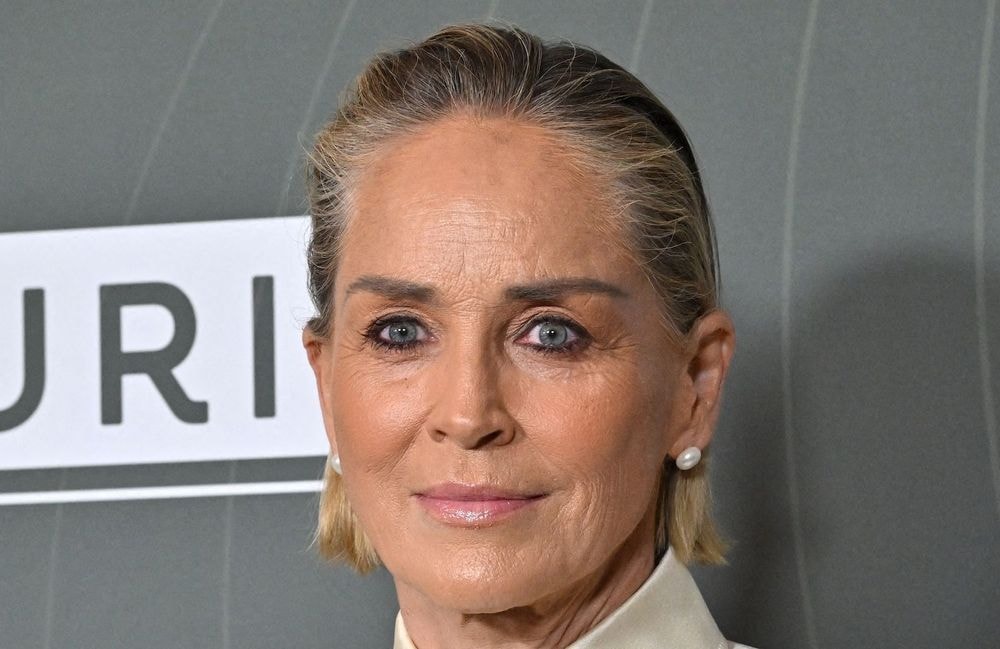 Carré plaqué et racines argentées : à 67 ans, Sharon Stone attire tous les regards à Los Angeles