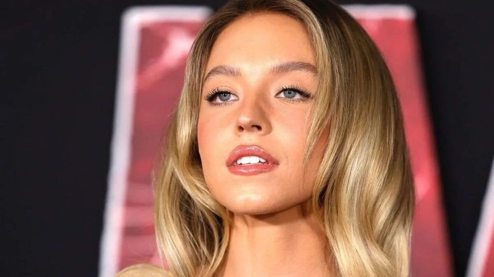 Sydney Sweeney (28 ans) décolletée jusqu'au nombril, ses "deux ballons d'or" obsèdent les internautes