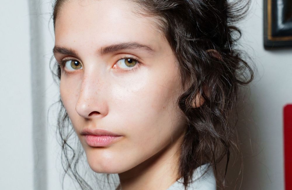 Sans maquillage pour un premier date : la tendance qui séduit TikTok