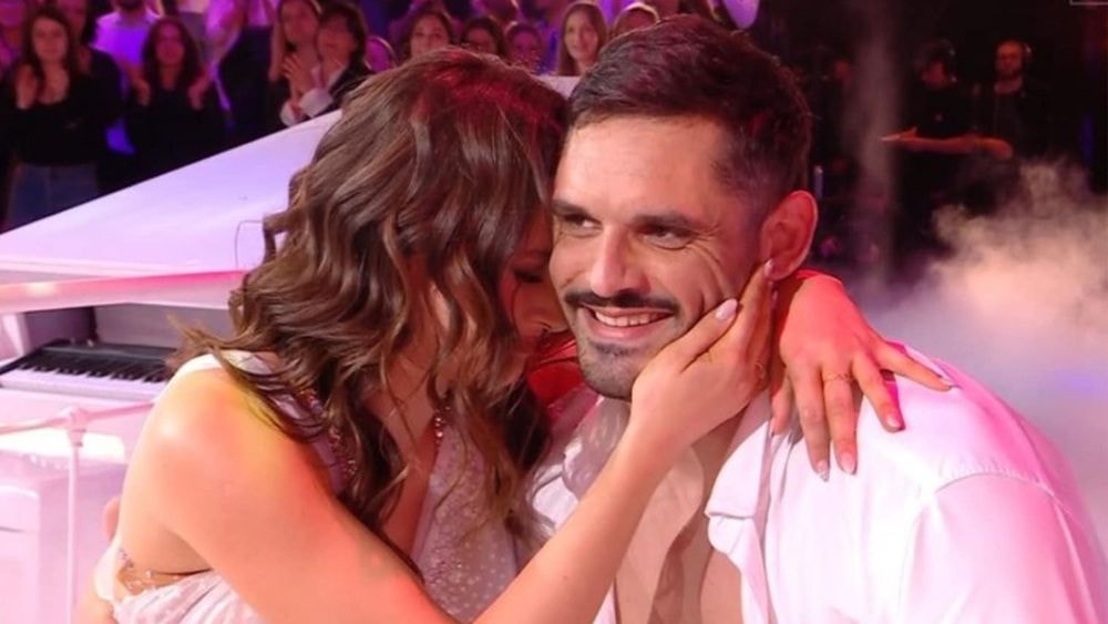 Elsa Bois et Florent Manaudou s’affichent avec des alliances : des fiançailles dans l’air pour le couple ?