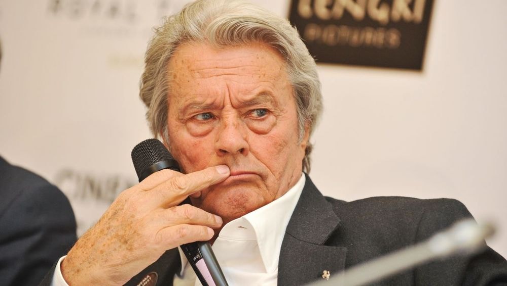 Alain Delon, la star confesse un destin sombre qu'il aurait pu suivre : "Je devais devenir un maquereau...