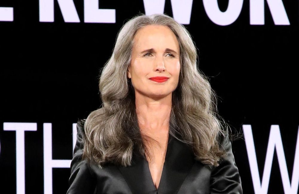 Andie MacDowell sublime ses longs cheveux gris avec ce détail make-up infaillible