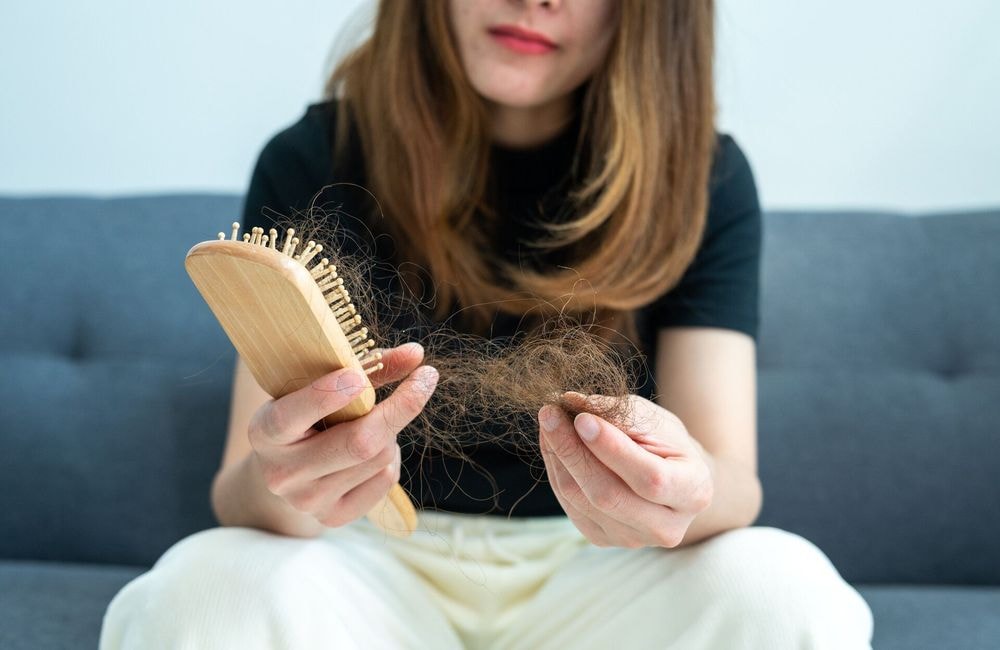Chute de cheveux : une dermatologue révèle le test simple pour savoir si vous en perdez trop