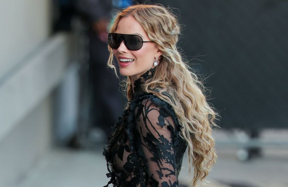 Chevelure bouclée et longueurs XXL : Margot Robbie signe un look des plus romantiques