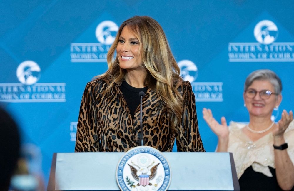 En manteau léopard à 11 000 euros, Melania Trump s’inspire-t-elle de Brigitte Bardot ?