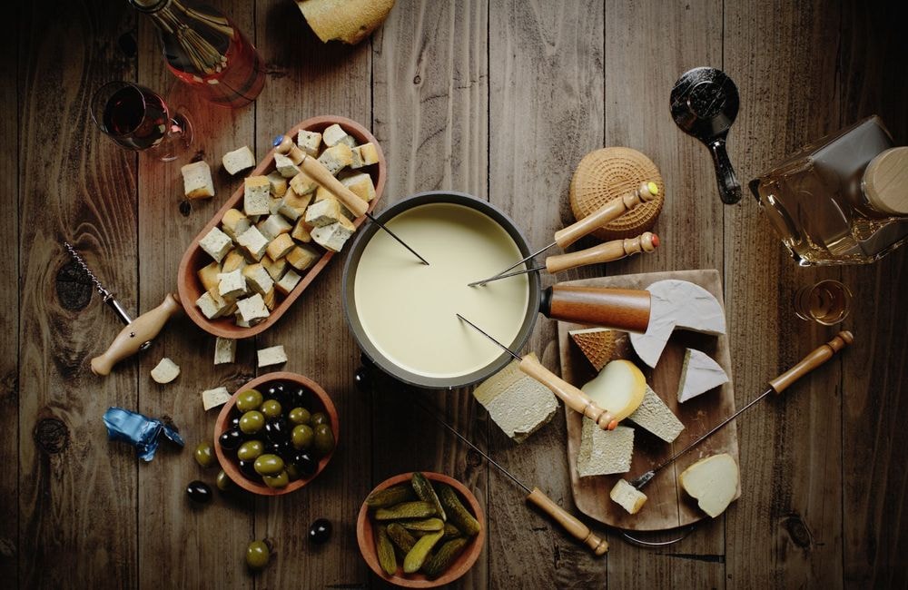 Reblochon, ail noir, gin... : 8 idées de chefs pour réussir la fondue au savoyarde