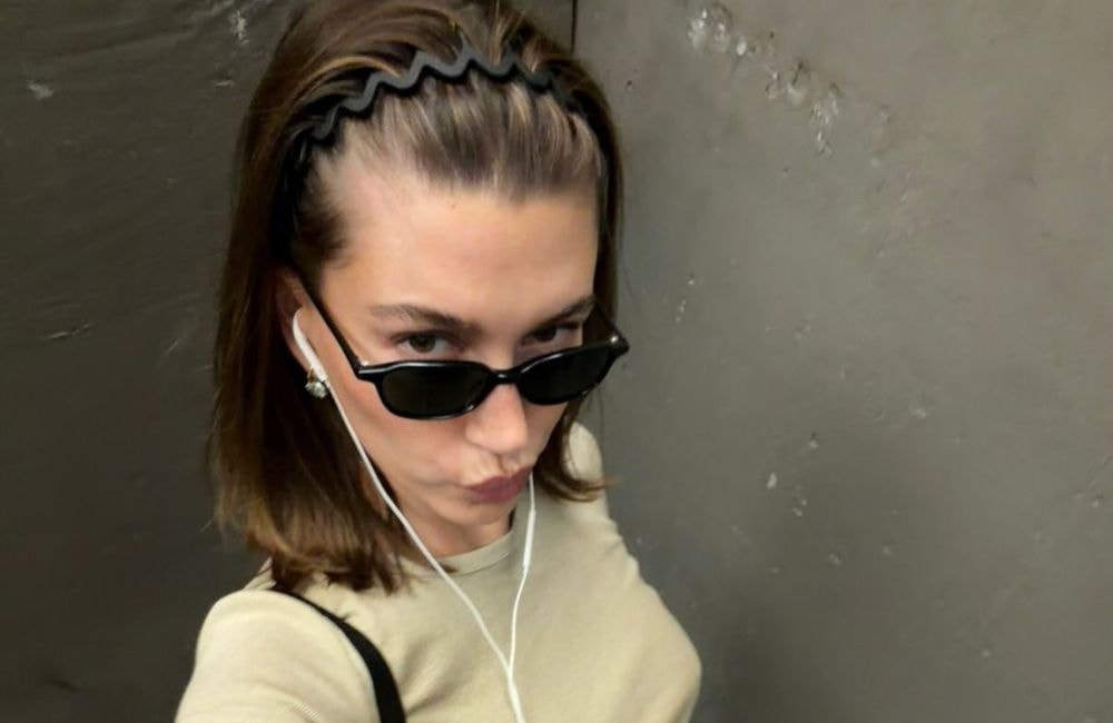 Hailey Bieber succombe à son tour à cet accessoire cheveux phare des années 1990