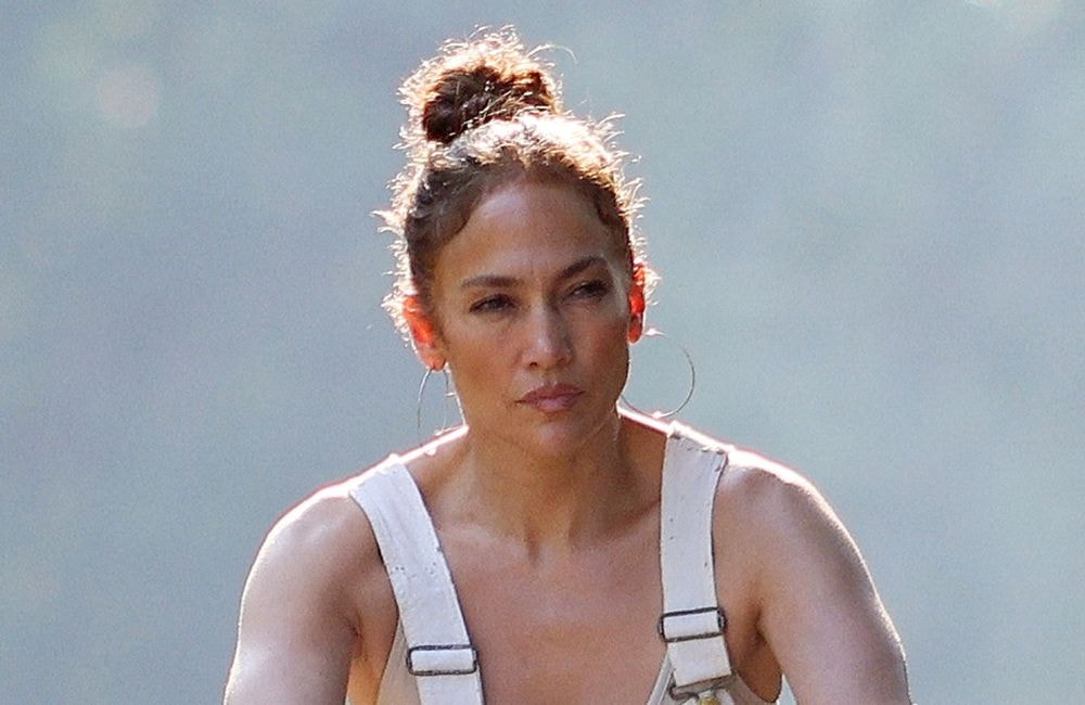 Jennifer Lopez : en balade à vélo, elle succombe à cette pièce mode controversée