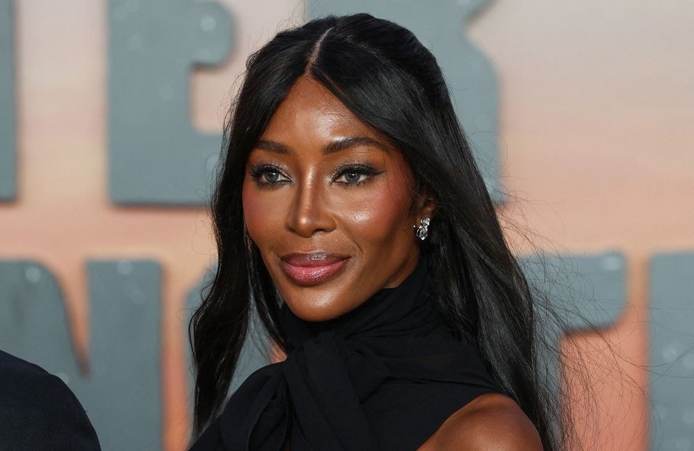 À son tour, Naomi Campbell revisite la coiffure de notre adolescence au défilé Burberry