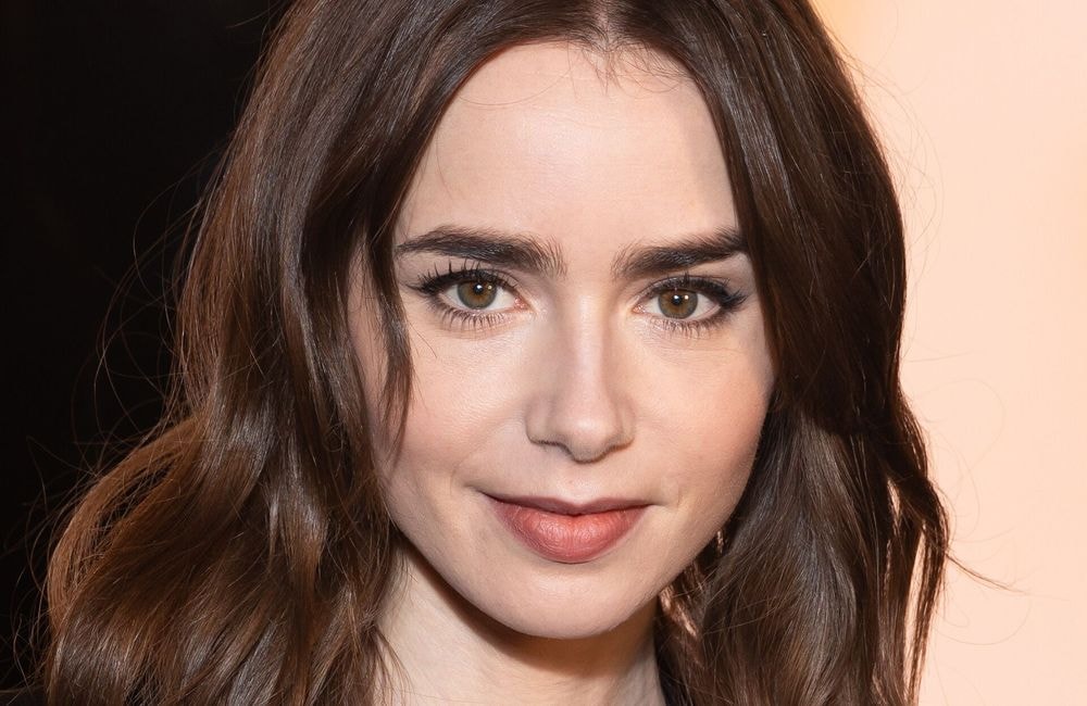 « Emily in Paris » : Lily Collins change radicalement de tête pour la nouvelle saison