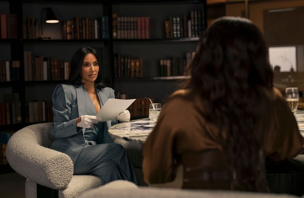 « All’s Fair » : Kim Kardashian répond avec ironie à ses détracteurs sur la série Disney +