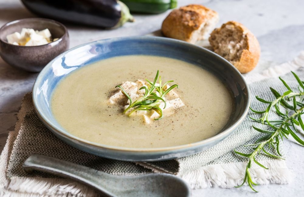 On débute la saison des soupes avec cette recette à l’aubergine, bacon et cajou