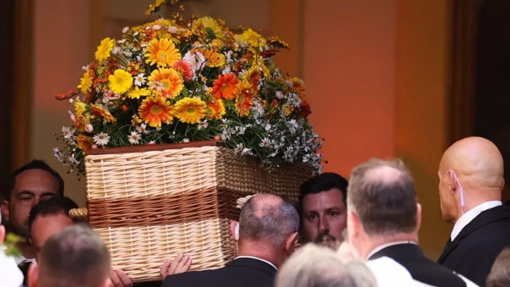 Mort de Brigitte Bardot : son cercueil est-il réellement en osier ? Un conseiller funéraire fait une mise au point !