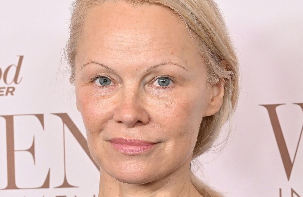Sans maquillage, Pamela Anderson dévoile sa nouvelle coupe de cheveux