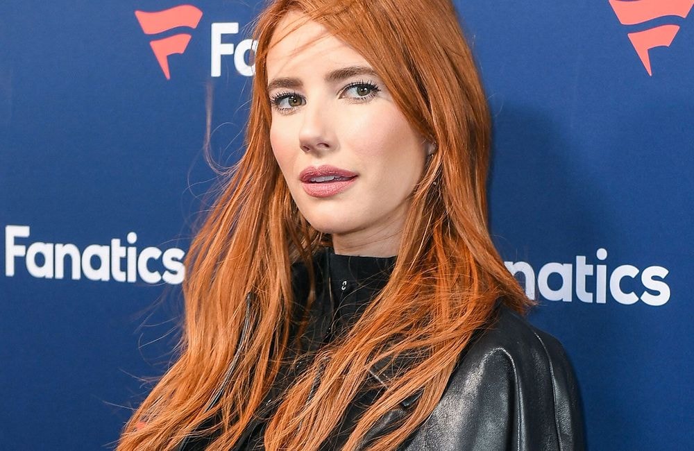 Sunrise red : cette coloration rousse adoptée par Emma Roberts réchauffe l’hiver