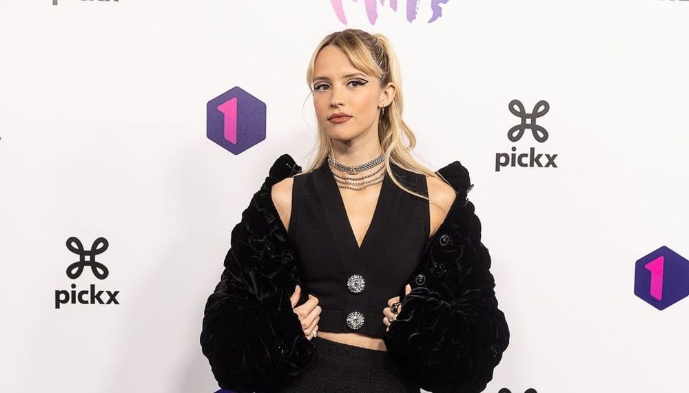 Angèle pose topless, la polémique éclate : "Si c’était Aya, la réaction serait différente"