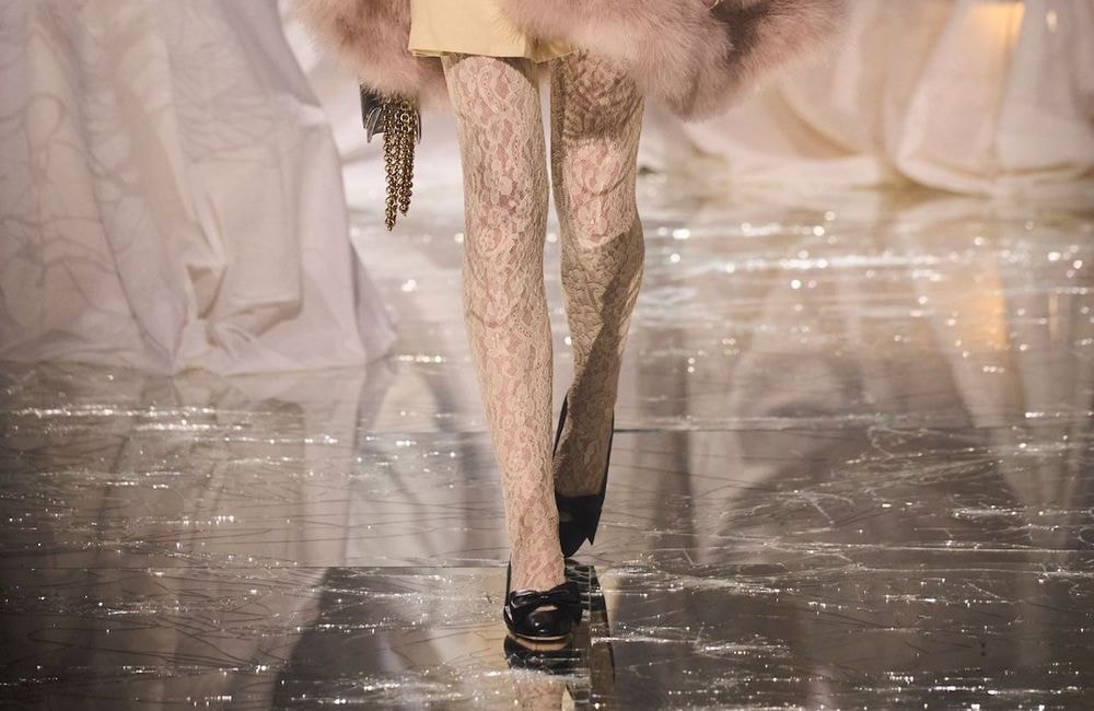 Les collants blancs, l’accessoire chic qui transforme nos tenues d’hiver