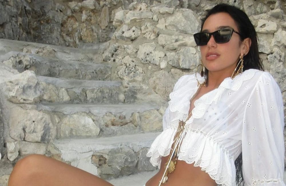 Volants, broderie anglaise et total look blanc : Dua Lipa signe la tenue estivale à copier d’urgence