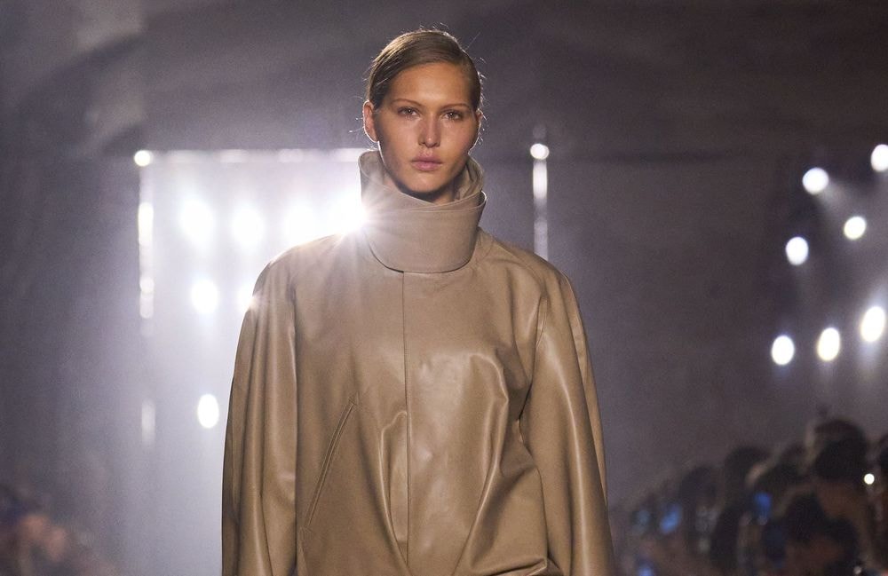 Aperçue à la Fashion Week de Paris, la veste taille basse s’annonce comme le hit de l’automne prochain