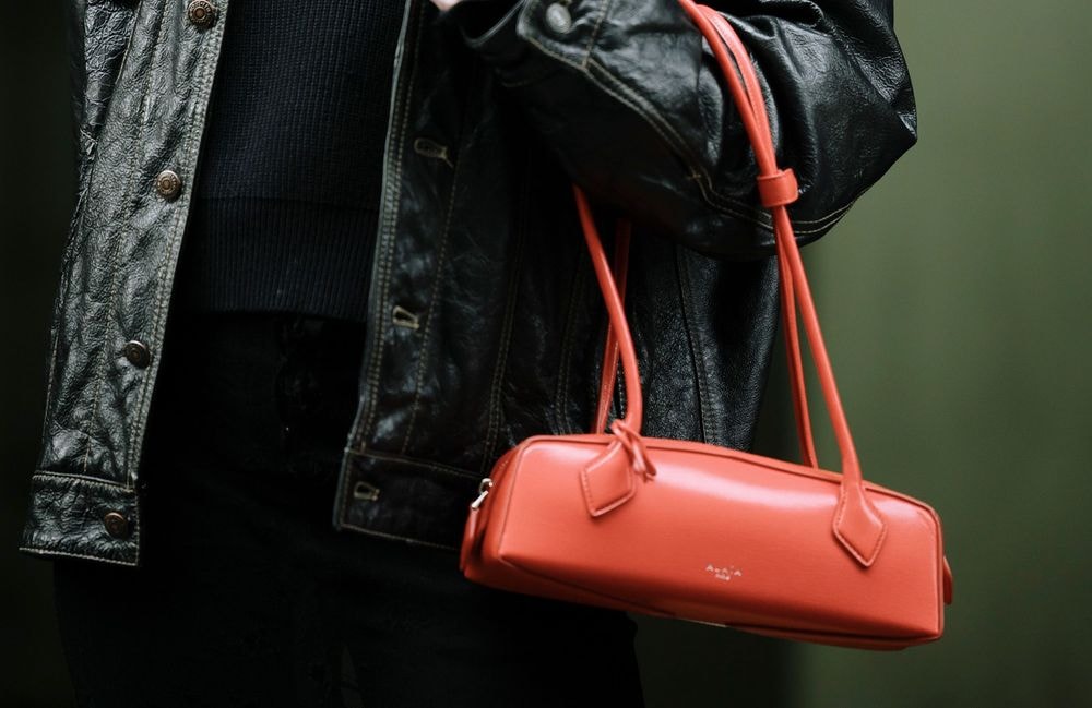 Ce sac tube inspiration Y2K est l’obsession mode du moment