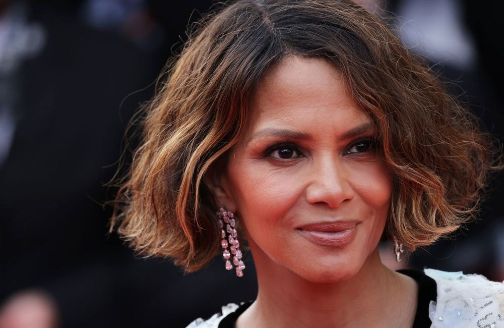 Halle Berry, 59 ans, prouve que cette coiffure d’été se porte à tout âge