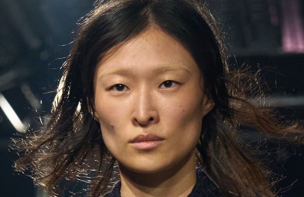 Cheveux façon « sortie du lit » : la coiffure star du printemps repérée chez Prada